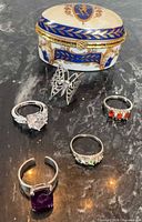 overview of ceramic box and five rings on dark surface