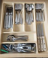Drawer tray with main flatware groups and steak knives