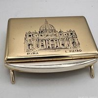 Closed box top showing St. Peter’s Basilica illustration and text