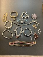 Full overview of all jewellery pieces laid out