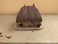Front view of Lilliput Lane Granny’s Bonnet Cottage figurine