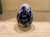 Front view of blue and white porcelain egg