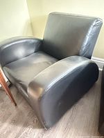 Three-quarter front view of the leather armchair