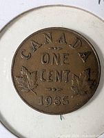 Reverse of 1935 Canadian one-cent coin showing maple leaf design