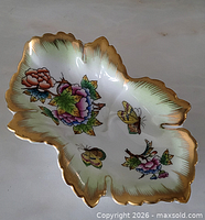 Top view showing full Queen Victoria pattern and gilt rim