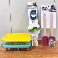 Full lot: two containers with lids, three spatulas in packaging