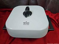 Electric skillet with lid on