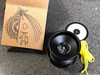 Yo-yo, string, insert card and box overview