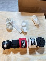 Overview of wraps and elastic bands on table