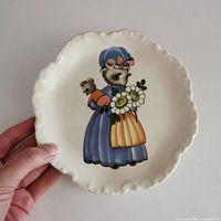 Full view of plate showing scalloped edge and mouse illustration