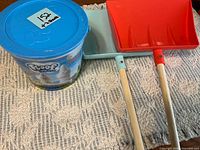 Floof Bucket with two shovels overall view