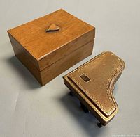 Top view of both the piano compact and wooden box