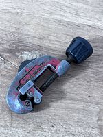 Overall view of pipe cutter body and knob