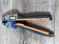 Full view of Thomas & Betts Sta-Kon ERC4001 crimping tool