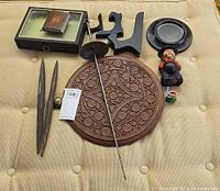 Overview of all items on cushion