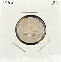 Reverse of 1982 Canadian 5-cent coin showing beaver and date