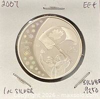 Full view of coin in flip showing athlete hologram reverse