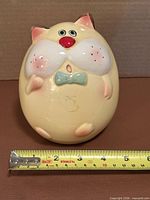 Front view showing cat face, bow tie and measurement