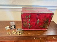 Jewelry chest closed with accessories in front