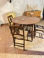Dining table with four chairs overview