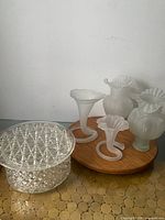 Overview of four frosted glass vases and clear acrylic cake carrier