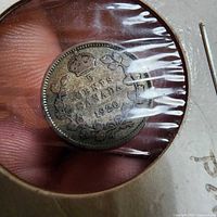 Reverse side showing crown, 5 CENTS CANADA 1920 within wreath