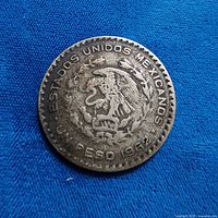 Reverse side of 1962 Mexico UN PESO coin showing eagle and date