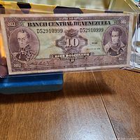Front of 10 Bolívares note showing both portraits and full design