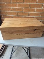 Front view showing Conde de Valdemar branding and closed lid