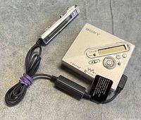 Sony MZ-NF810 recorder with remote and battery case