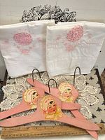 Overview of three hangers and two pillowcases