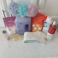 Full lot showing all bath products, accessories and towel