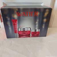 Front of boxed Lise Watier Lift & Firm Y-Zone kit showing product images