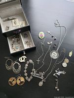 Full lot overview on tabletop with jewelry box and contents