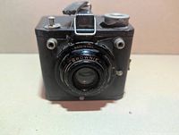 Front view showing lens, shutter lever and Brownie badge