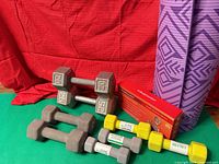 All items together: three dumbbell pairs, yoga mat, BodyComfort pack