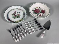 Overview of both dishes, cake server, six forks, six spoons