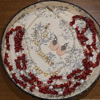 Overview of all necklaces and earrings in lot