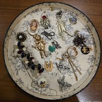 Overview of all jewelry pieces in tray