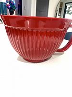 Side view showing ribbed exterior and handle