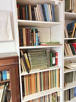 Three-shelf bookcase with Horizon volumes, green booklets and assorted hardcovers