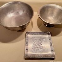 Overview of two bowls and one tray