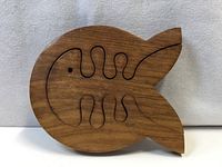 Front view of trivet with pieces nested forming full fish