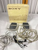 Box front with model info and both microphones with cables and plugs