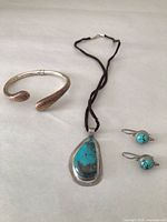 Bracelet, pendant necklace and earrings overview