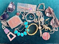Overview of all jewelry, watches, belt buckle, sunglasses and accessories in the lot
