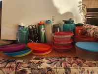 Overview of all water bottles, containers, plates and bowls