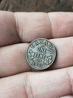 Reverse showing CANADA ONE CENT 1933 with maple leaves