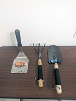 Overall view of trowel, cultivator and spatula on table