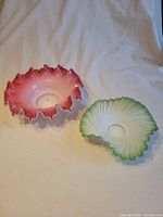 Two bowls side by side showing colour and shapes